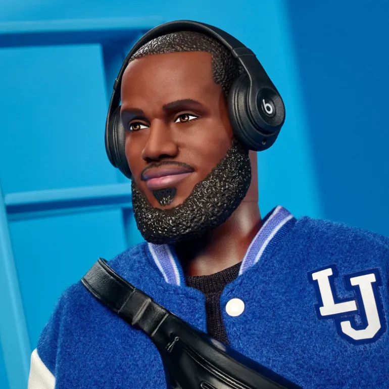 Barbie Signature Muñeco Kenbassador Coleccionable de Lebron James con Conjunto de Chaqueta Universitaria y Accesorios