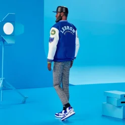 Barbie Signature Muñeco Kenbassador Coleccionable de Lebron James con Conjunto de Chaqueta Universitaria y Accesorios