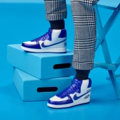 Barbie Signature Muñeco Kenbassador Coleccionable de Lebron James con Conjunto de Chaqueta Universitaria y Accesorios