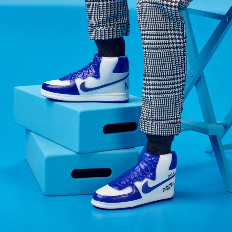 Barbie Signature Muñeco Kenbassador Coleccionable de Lebron James con Conjunto de Chaqueta Universitaria y Accesorios