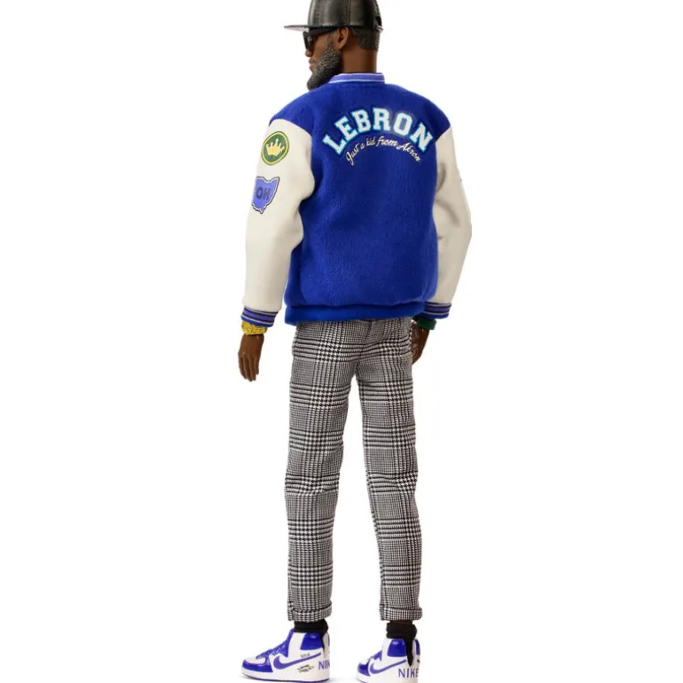 Barbie Signature Muñeco Kenbassador Coleccionable de Lebron James con Conjunto de Chaqueta Universitaria y Accesorios