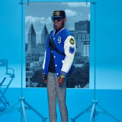 Barbie Signature Muñeco Kenbassador Coleccionable de Lebron James con Conjunto de Chaqueta Universitaria y Accesorios