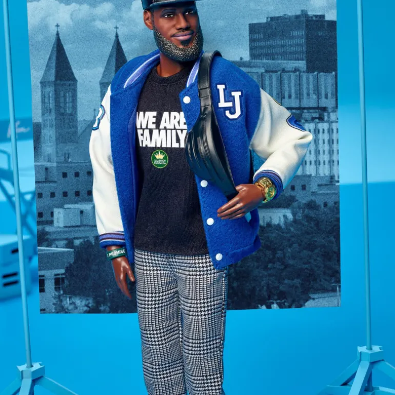 Barbie Signature Muñeco Kenbassador Coleccionable de Lebron James con Conjunto de Chaqueta Universitaria y Accesorios