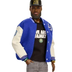 Barbie Signature Muñeco Kenbassador Coleccionable de Lebron James con Conjunto de Chaqueta Universitaria y Accesorios