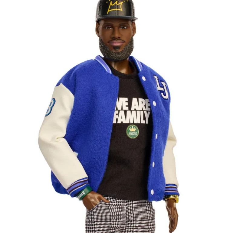 Barbie Signature Muñeco Kenbassador Coleccionable de Lebron James con Conjunto de Chaqueta Universitaria y Accesorios