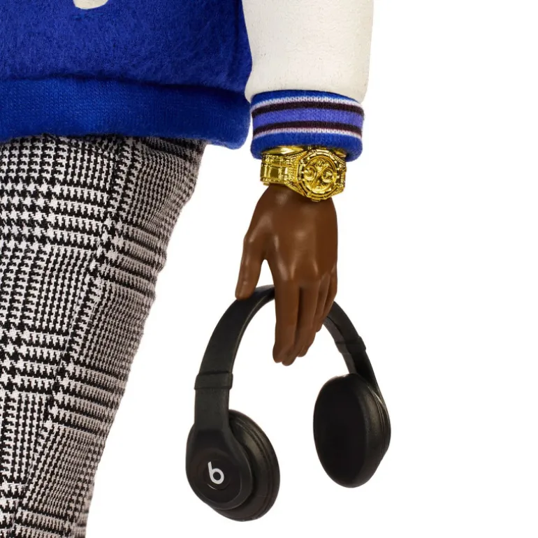 Barbie Signature Muñeco Kenbassador Coleccionable de Lebron James con Conjunto de Chaqueta Universitaria y Accesorios