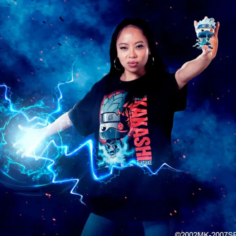 Funko Pop! & Tee Naruto Shippuden Pack Figura Kakashi Edición Especial Brilla en la Oscuridad con Camiseta Talla M