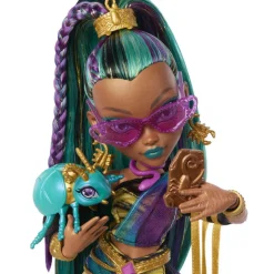 Monster High Muñeca Nefera De Nile con Escarabajo Mascota Lavish y Accesorios